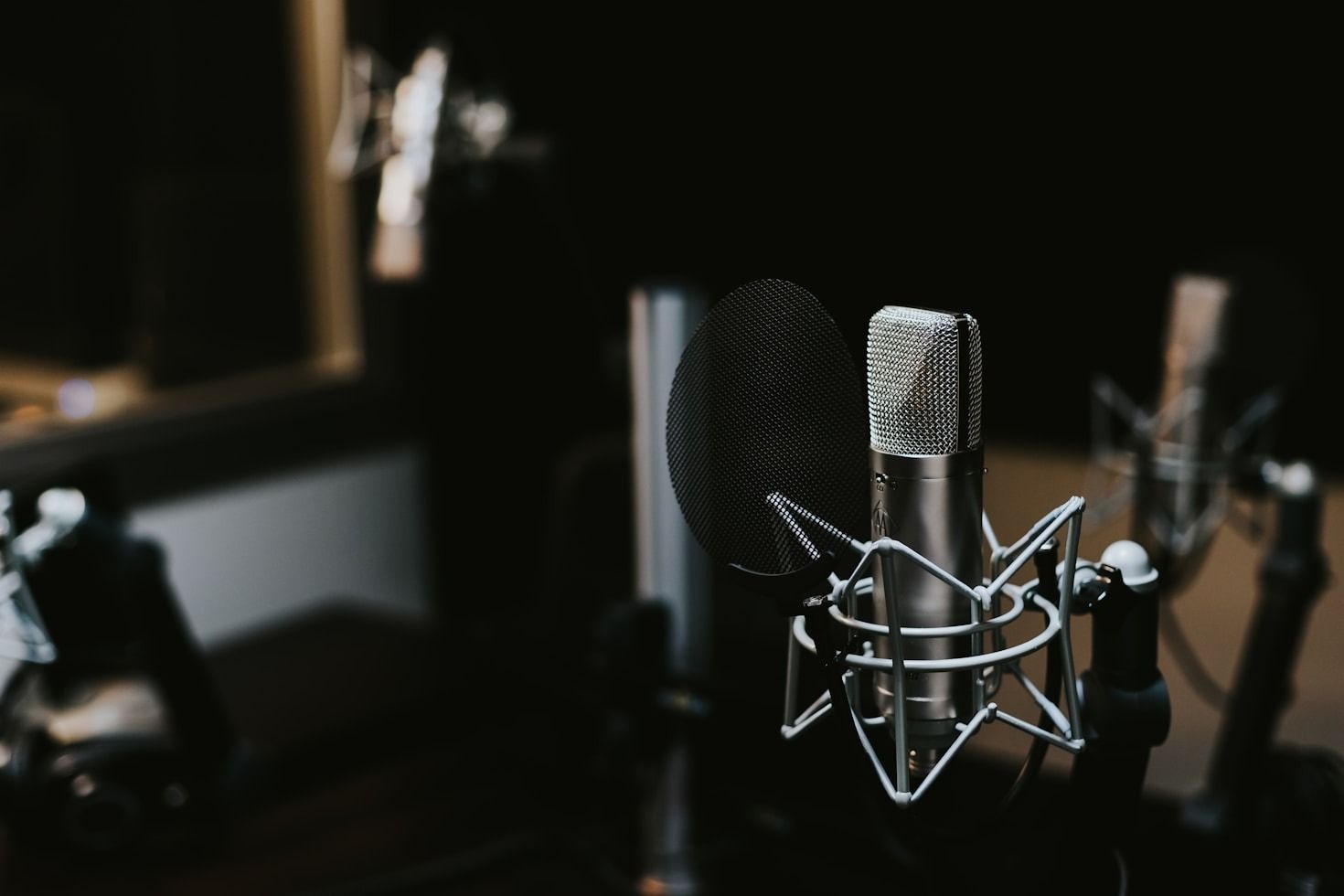 Cómo conectar emocionalmente con tu audiencia mientras cantas